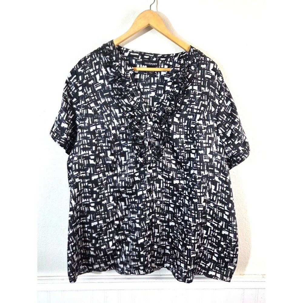 Lane Bryant 22/24 Blouse Black White Abstract Print Ruffle Neck Short Sleeve